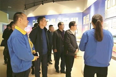 貴州省黔東南州委常委、榕江縣縣委書記賀代宏一行到公司參觀學(xué)習(xí)考察